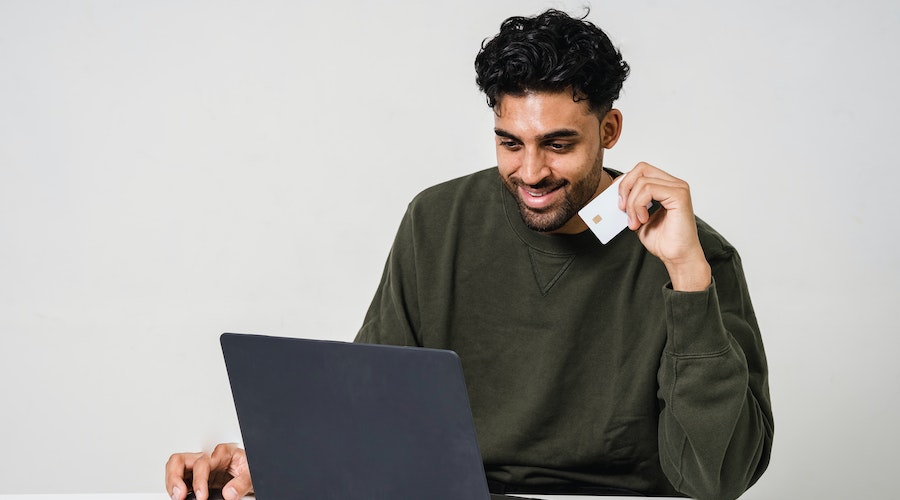 The best credit cards and card companies with no late fees of 2023